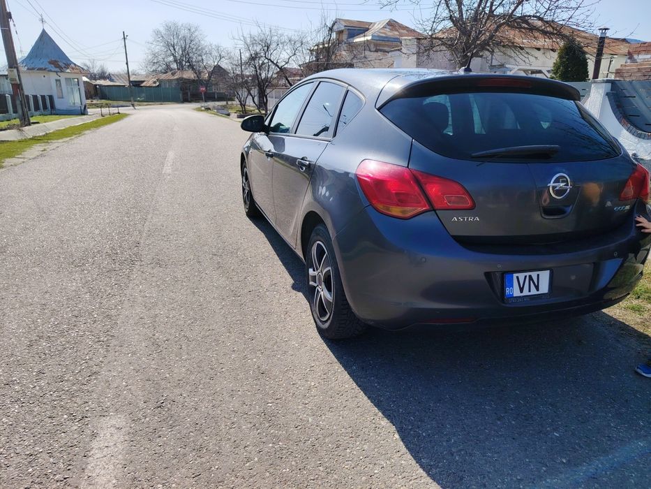 Vând Opel astra j