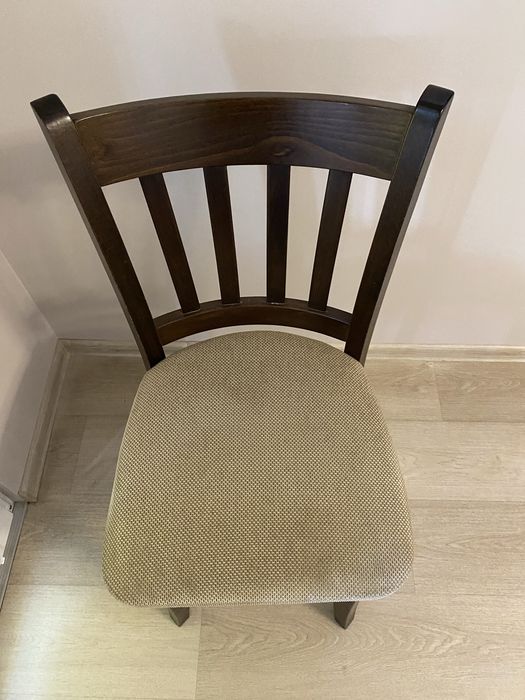 Трапезен стол масивно дърво четири броя.Цената е за всички столове.