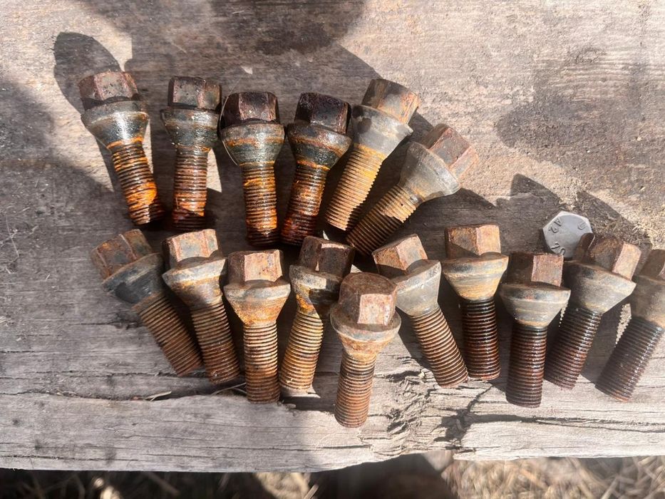 Продам комплект с болтами