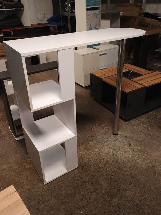 Висок бар плот с рафтове