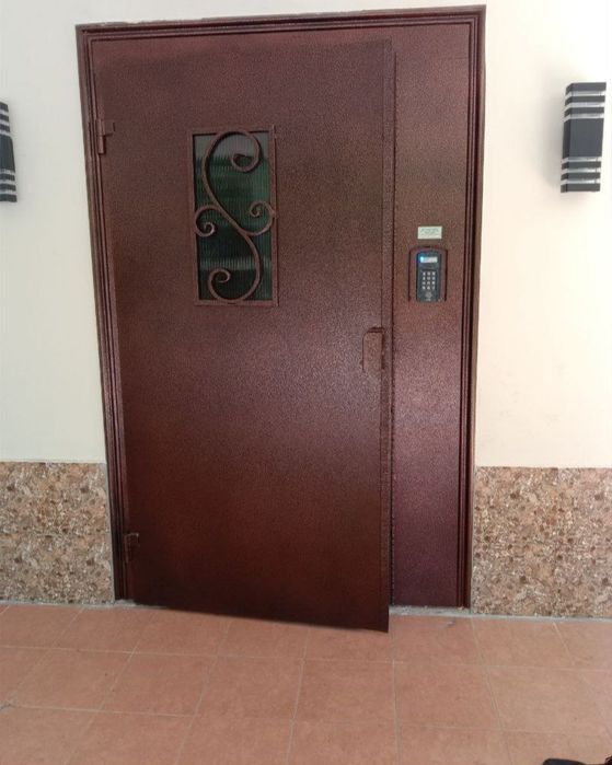 Подъездные металлические двери