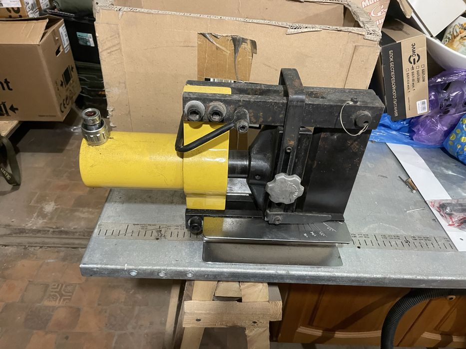 Пресс для гибки электропроводных шин.