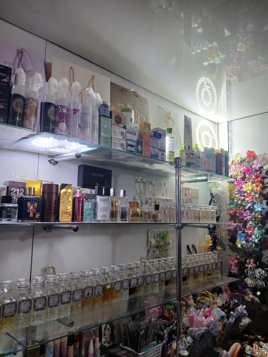 Торговое оборудования продам стеклянные витрины