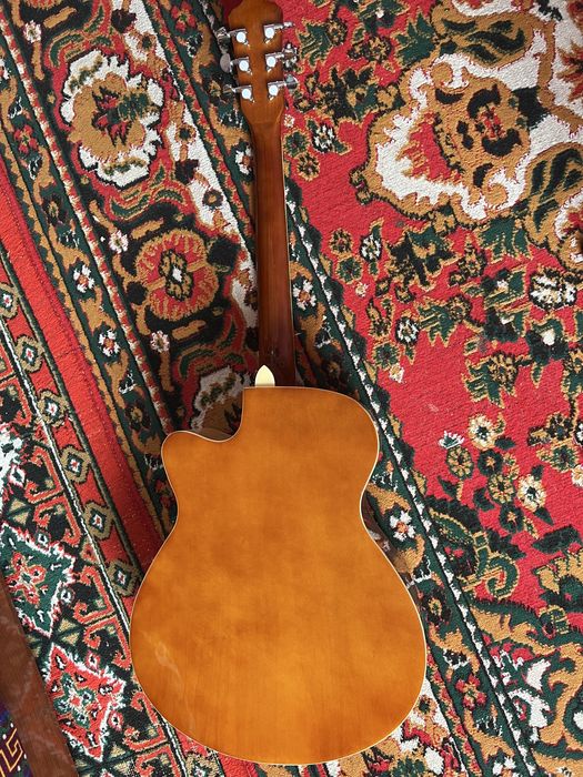 akustik gitara. deyarli yangi kabi.