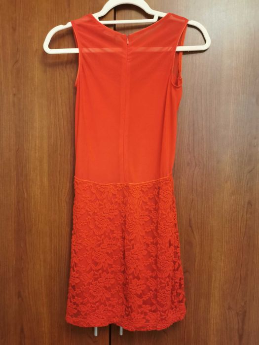 Червена къса рокля