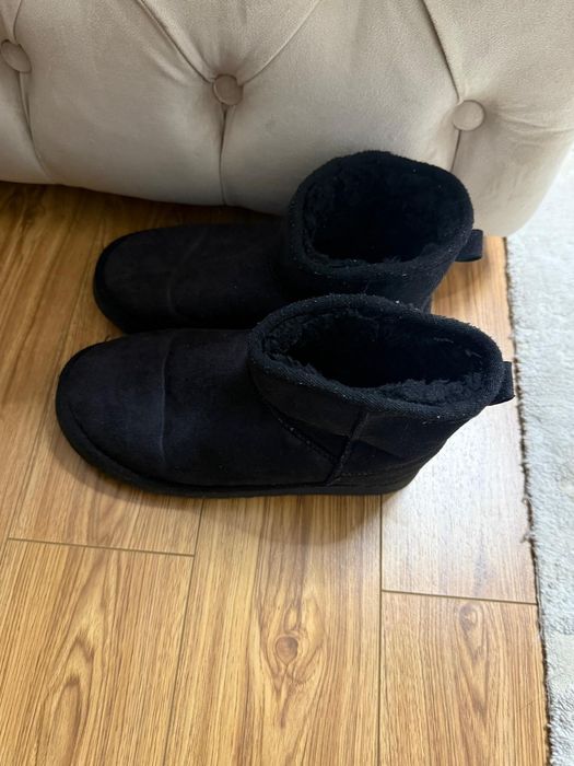 Ghete negre ugg  .