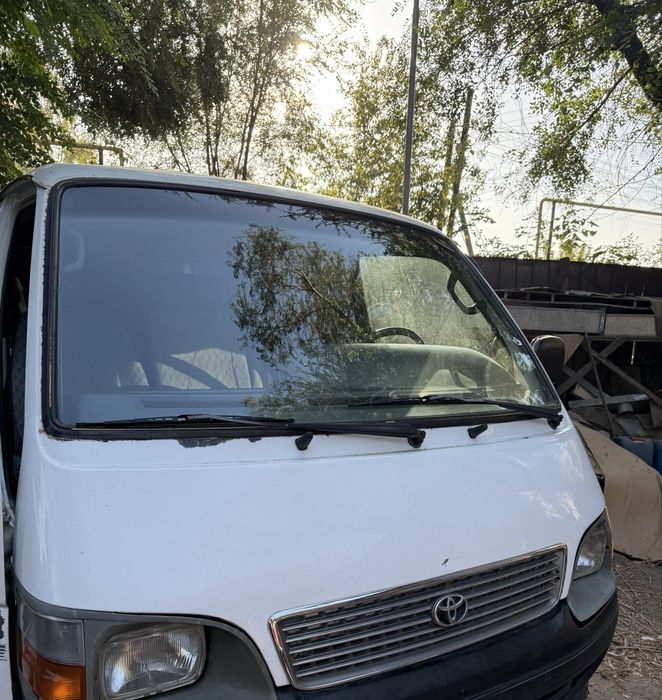 Машина Тойота Hiace