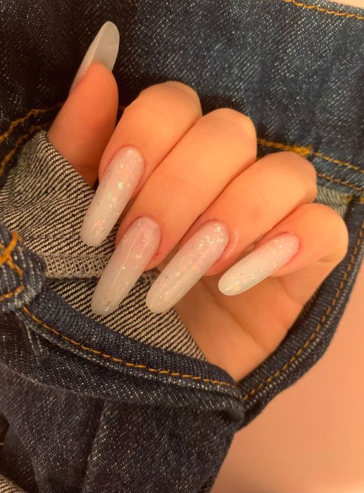 Unghii cu gel-100 lei, ojă semi -70 lei, pedichiura- 55 lei