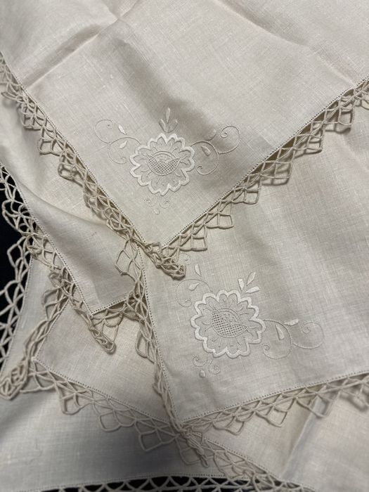 Set vechi de masă, lucrat manual