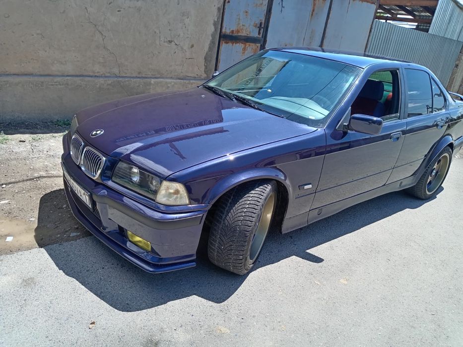 Продаю машину бмв е36