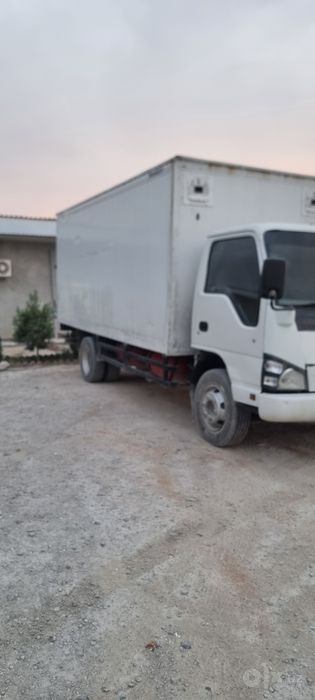 Isuzu gruzavoy furgon