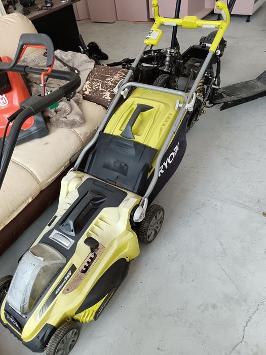 Mașina de tuns iarba pe acumulator