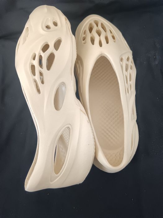 yeezy slides beige