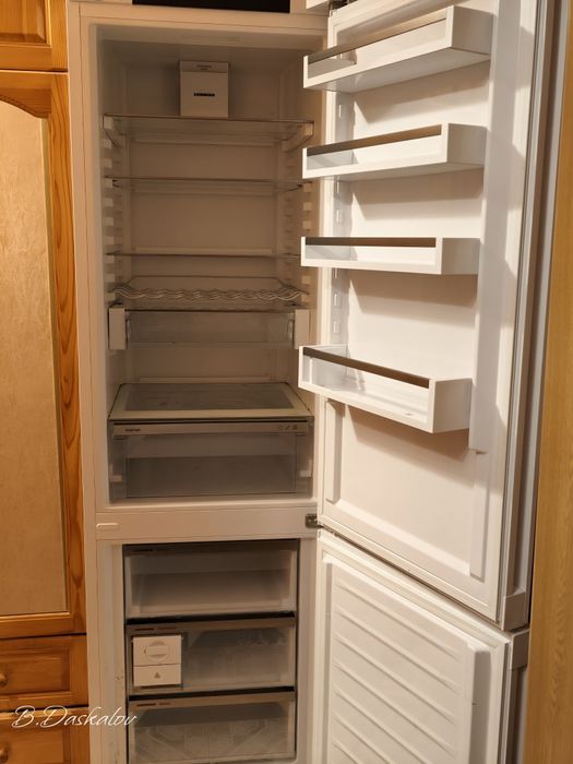 Продавам за части хладилник с фризер