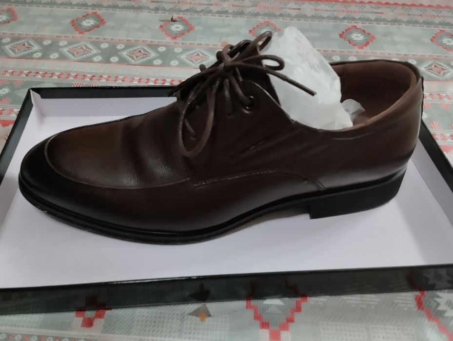 продам мужские туфли новые.