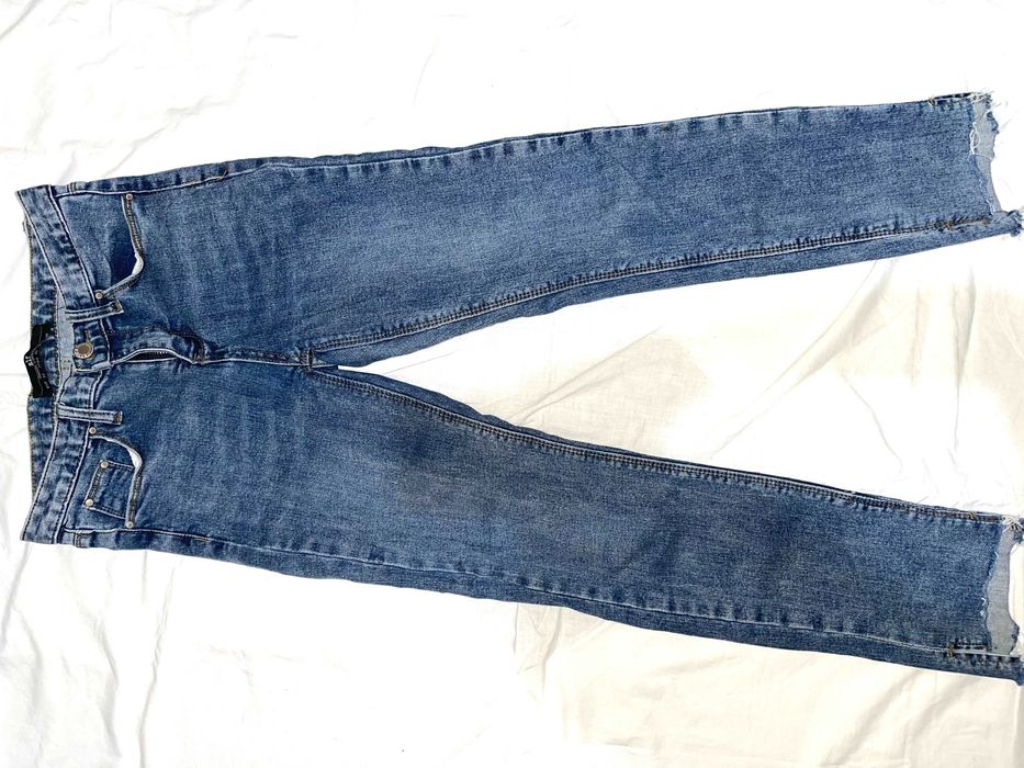 Модные красивые джинсы