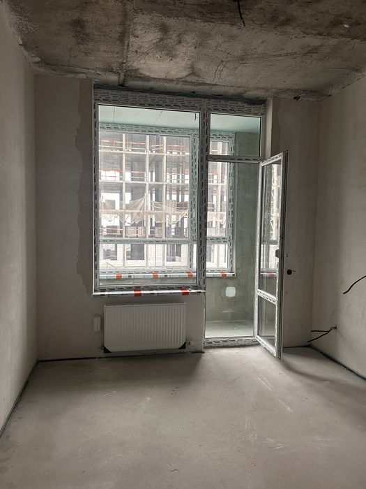 Пластиковая дверь с окнами для балкона