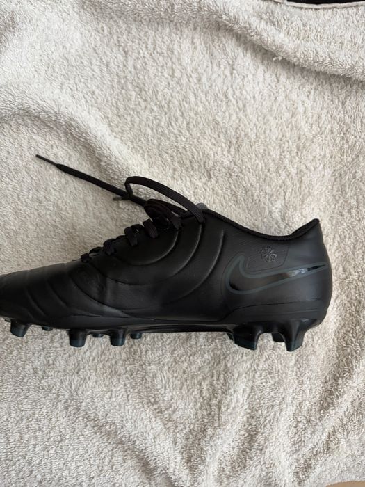 Продат се: Nike Tiempo Legend 10 Academy FG/MG 42EUR