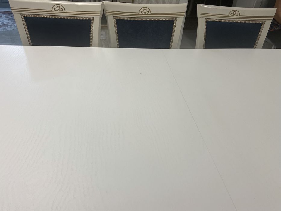 продам красивый стол со стульями