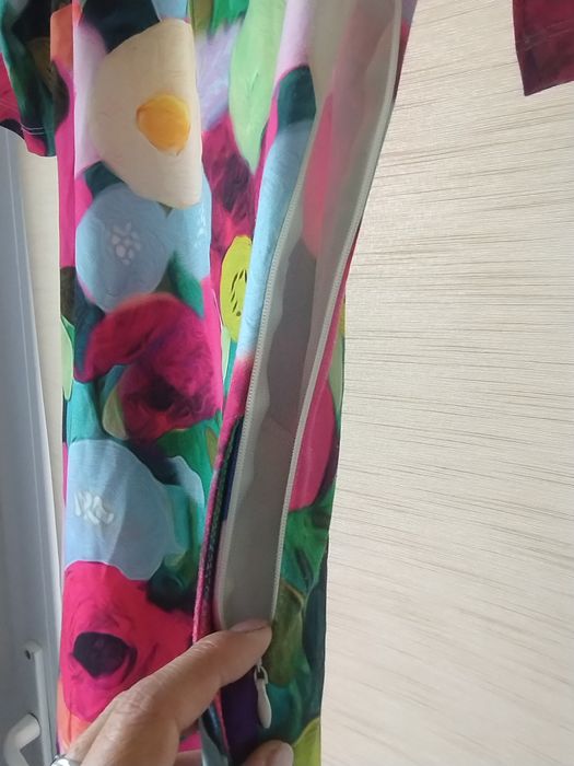 Rochie cu imprimeu floral vibrant Miss Istanbul Prezintă fermoar siBuzunare in lateral