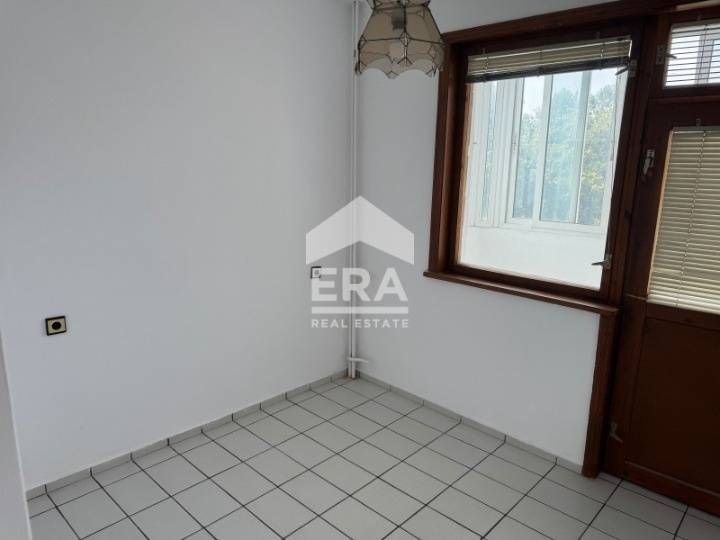 Тристаен апартамент във вход тухлена пломба в кв."Младост" за продажба