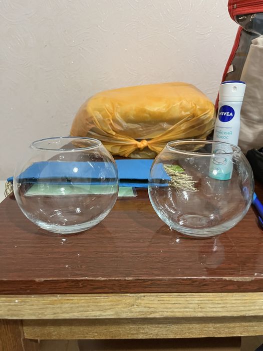 Две стеклянные вазы