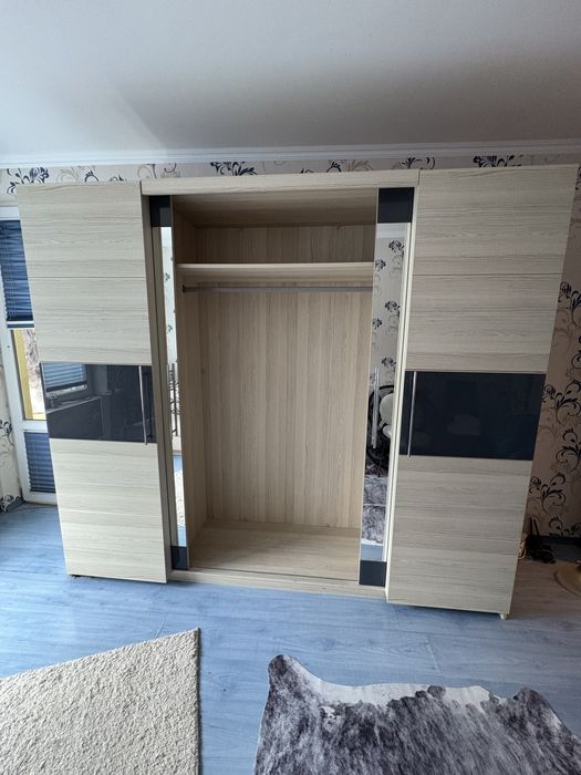 Продавам голям , стилен гърдероб с плъзгащи врати