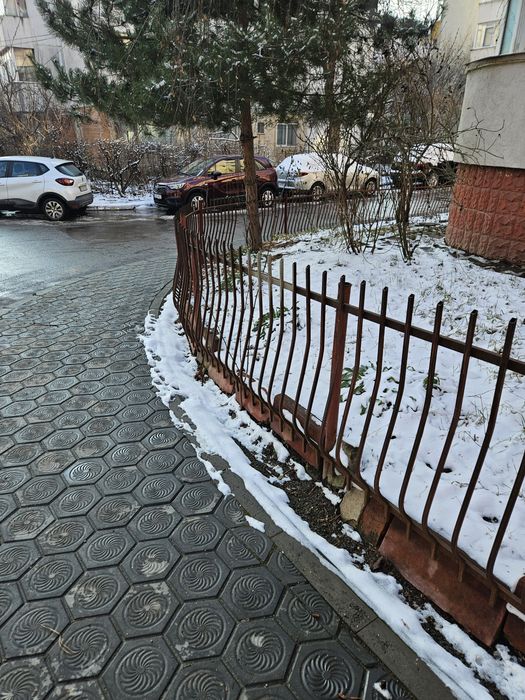 Peste 50 m de gard de fier