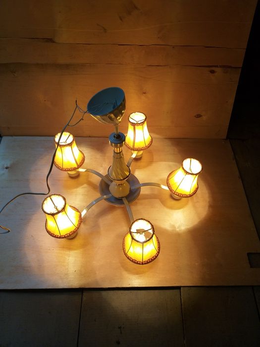 Люстра-светильник, фарфоровая.