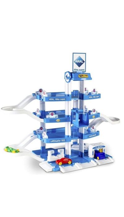 Игра многоетажен гараж, с 4 нива и Куче робот