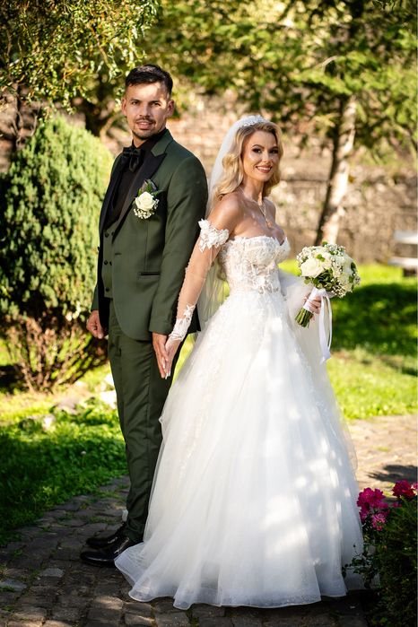 Rochie eleganta cu trena, corset si sclipici + voal, manusi si cerc