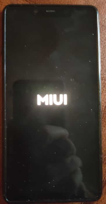 Продам б/у телефон MI 8 SE хорошем состояние
