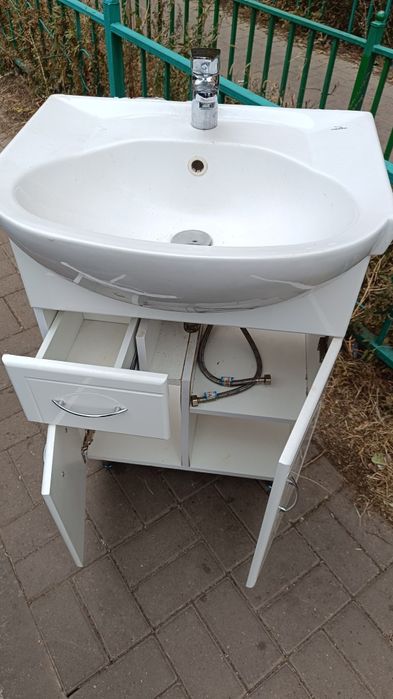 Продам раковину с тумбой