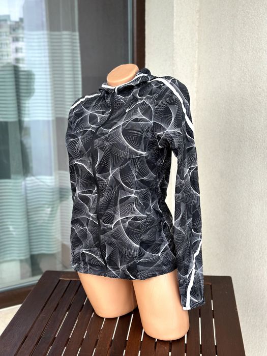 Дамска ветровка Nike Shield - размер S, много добро състояние