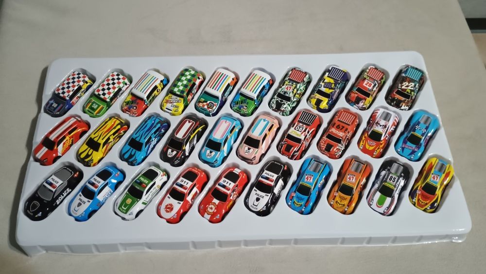 Пластмасови колички мащаб 1:64