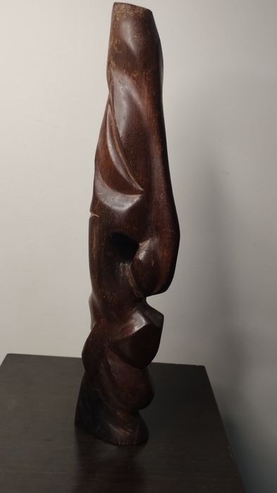 Много красива и различна, дървена статуетка с две лица.