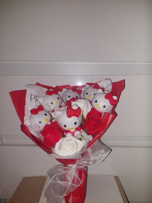 Buchet bogat de flori Hello Kitty superb