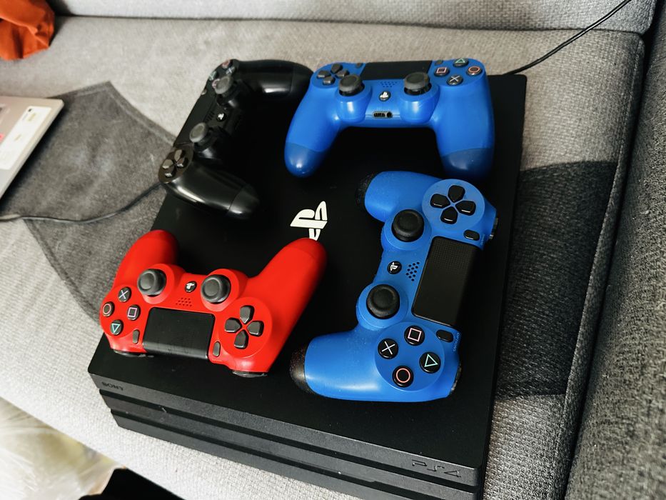 PlayStation 4 Pro 1TB + 4 controllere