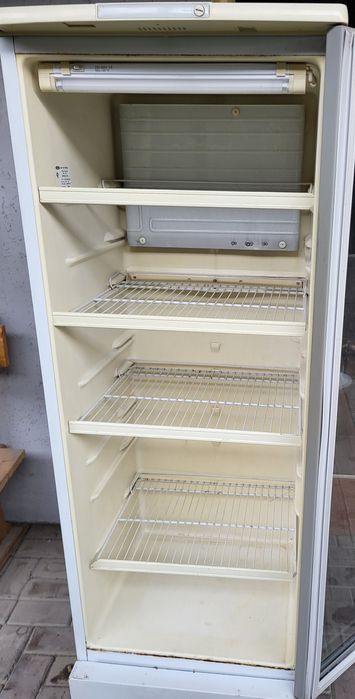 Витринный холодильник Бирюса