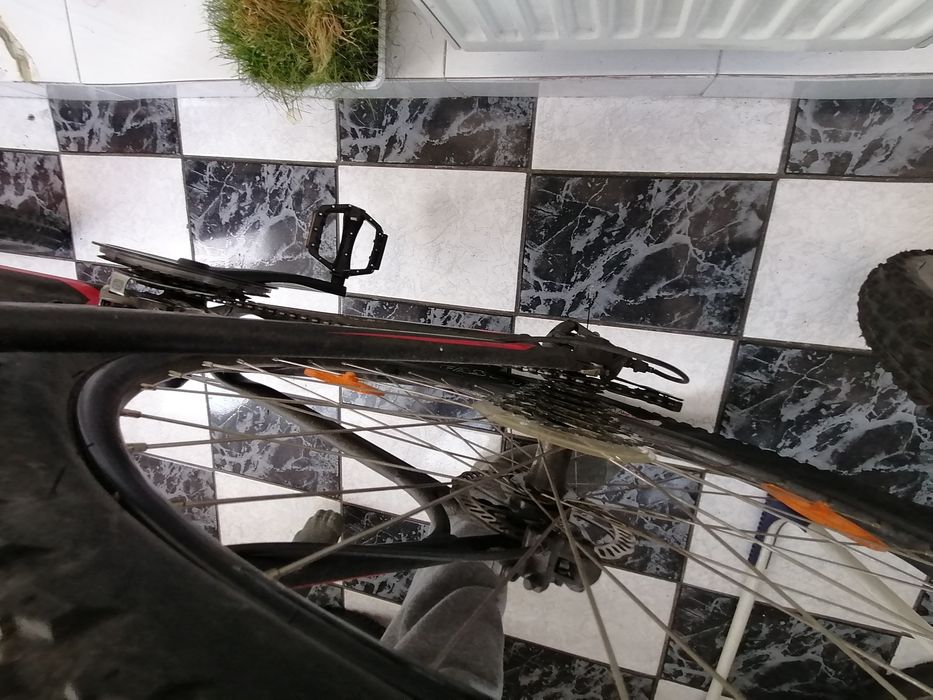 Bicicleta specialisez cu suspensie pe fata Rock Shox