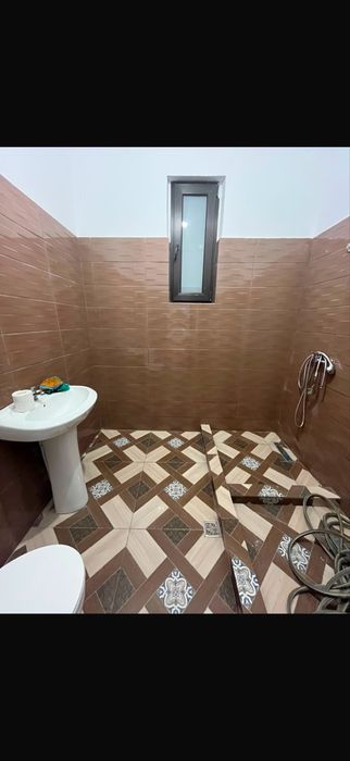 Inchiriez apartament la curte