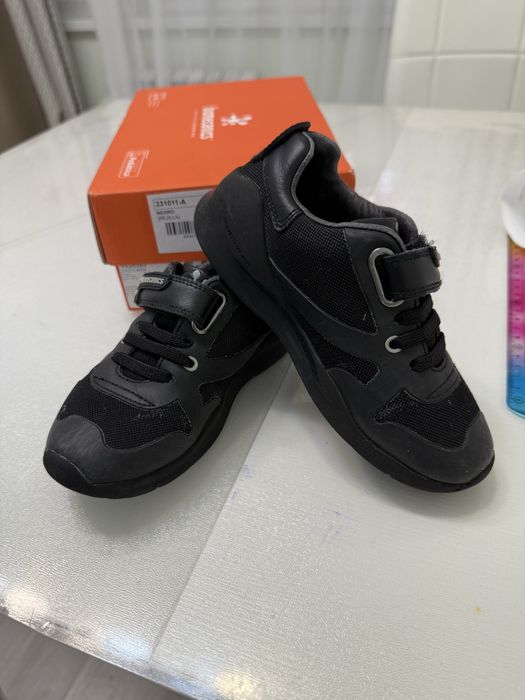 Кроссовки черные на 29 размер