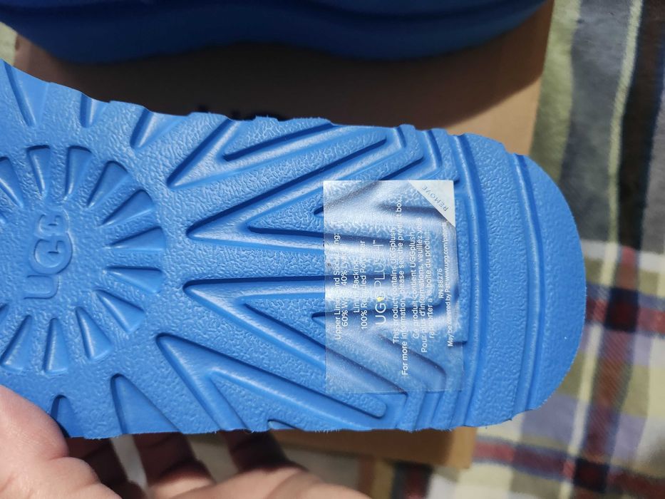 Vand UGG uri noi, cu eticheta