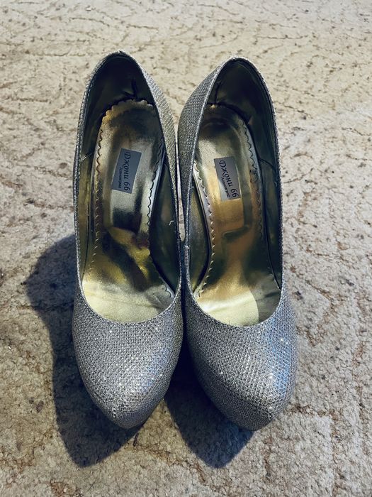 Златисти обувки и чантички