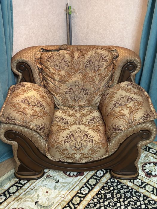 Продам диван с двумя креслами