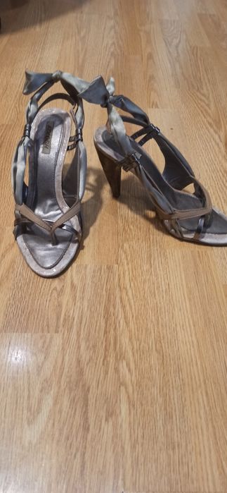 Елегантни обувки на ток