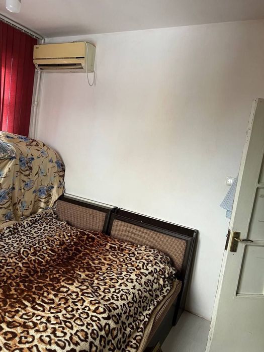 Qisqa shim kiygan qizlar