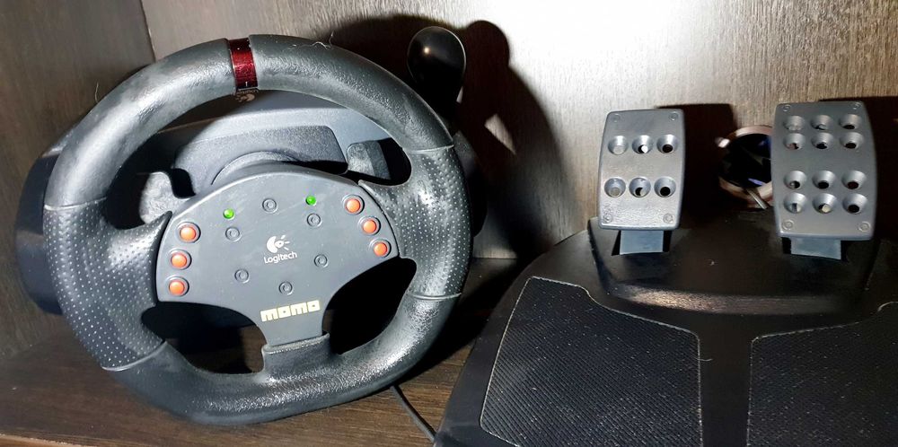 Logitech Momo Racing игровой руль