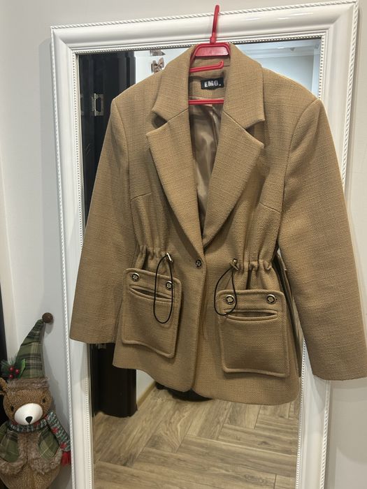 Късо кафяво палто