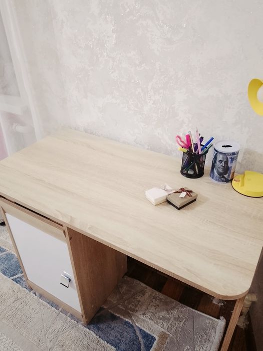 Письменный стол не